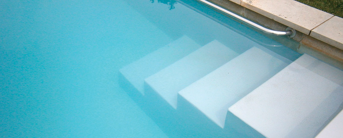 Las 5 causas que enturbian el agua de tu piscina